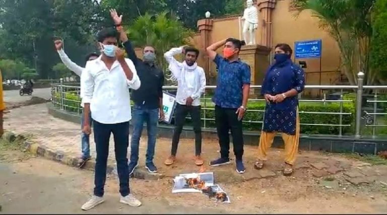 A.B.V.P अम्बिकापुर ने चीन के कायराना हमले पर शी जिनपिंग का किया पुतला दहन