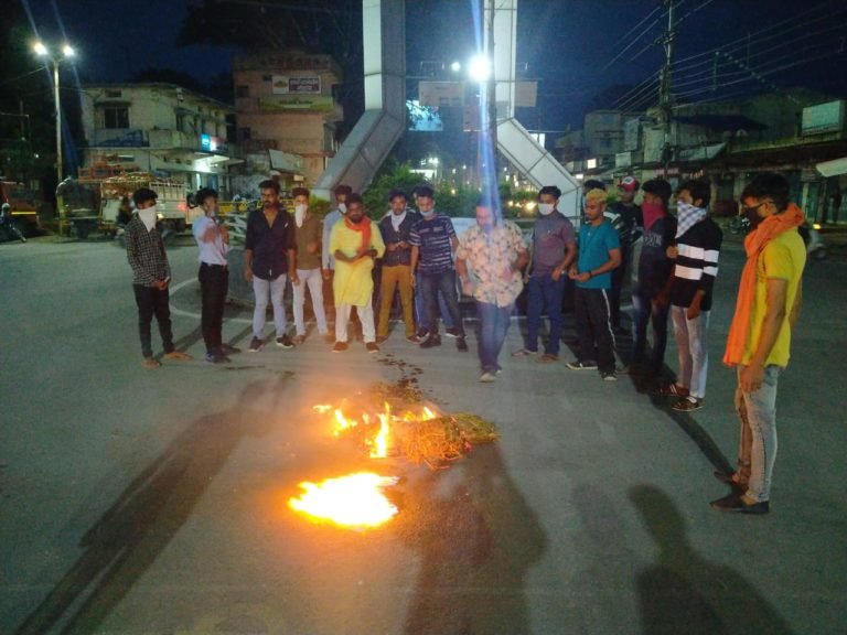 राष्ट्रीय मजदूर कांग्रेस एवं राहुल गांधी विद्यालय छात्र संघ के द्वारा चीन के कायराना हरकत पर शी जिनपिंग एवं चाइनीज सामानों का दहन…