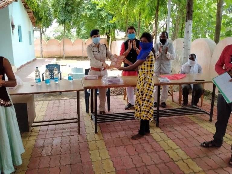 विशेष पिछड़ी जनजाति पंडो समाज के मुखियाओ ने किया 10वीं 12वीं पास पंडो बच्चों का सम्मान