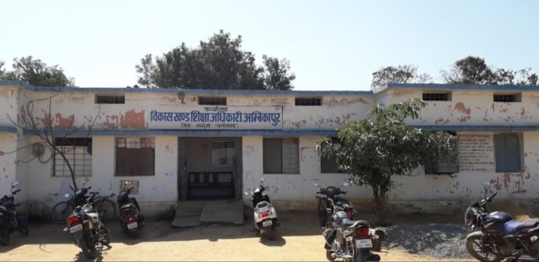 बी ई ओ कार्यालय के पर्दे आज पर्यन्त तक नही बदले गये है एवं संकुल समन्वयक के संपर्क में पर्दे के आने से कोरोना संक्रमण फैलने का खतरा