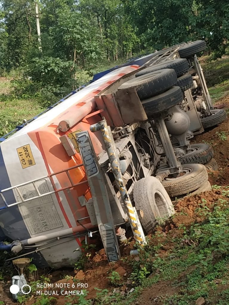 कोरबा से जनकपुर आ रहा टैंकर ब्रेक फेल हो जाने से टिकुरी टोला में पलटा, टैंकर मे डीजल और पेट्रोल भरा हुआ है।