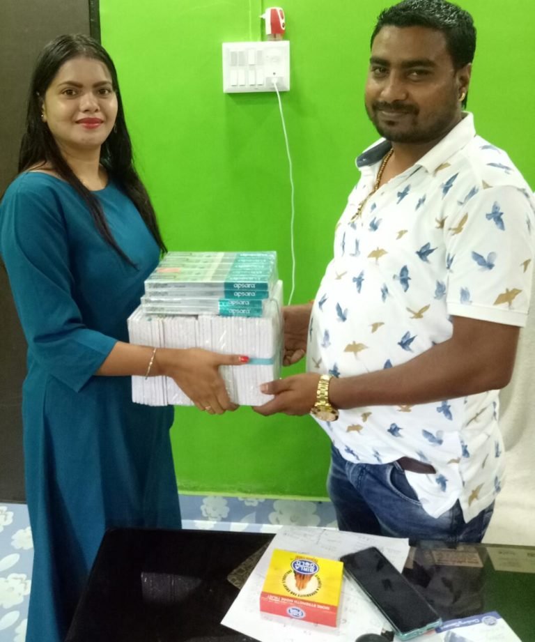 एक  रूपया मुहिम में अपने जन्म दिवस के अवसर पर  प्रकाश राठौर बिरगहनी चांपा छत्तीसगढ़ के द्वारा 200 जरूरत मंद बच्चों के लिए स्टेशनरी का सामान दिया गया.