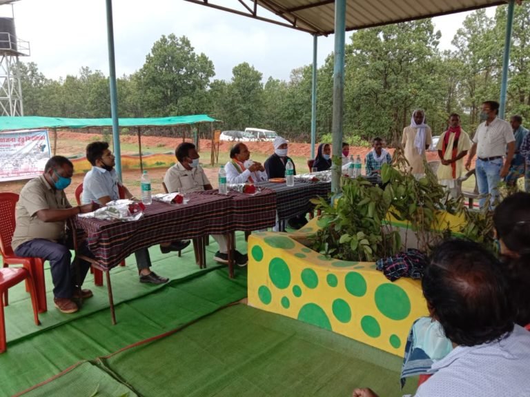 आदर्श गौठान पुरकेला में हरेली पर्व के अवसर पर गोधन न्याय योजना का किया गया आगाज #रासायनिक खाद से मानव स्वास्थ्य के साथ ही फसल एवं कृषि भूमि को हो रहा है नुकसान : डॉक्टर प्रीतम राम