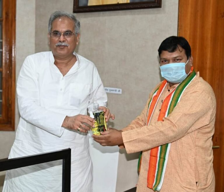 मुख्यमंत्री को विधायक  विनय भगत ने भेंट की  महुआ फूल से निर्मित ‘जशपुर मधुकम‘ सेनेटाईजर