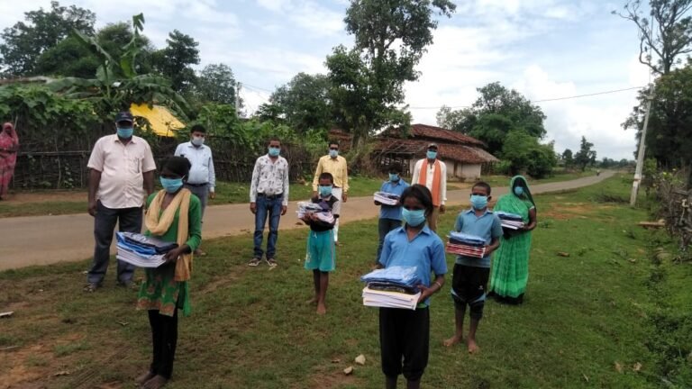 सामाजिक दूरी के साथ स्कलों में बांटे गए यूनिफॉर्म और पुस्तकें