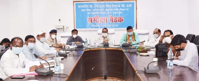 कोरोना संक्रमण काल के दौरान जिले में नवाचार के माध्यम से बच्चों को शिक्षा से जोड़ने के लिए किए जा रहे प्रयासों को मंत्री डाॅ. टेकाम ने सराहा, डाॅ. प्रेमसाय सिंह टेकाम ने कलेक्टोरेट सभाकक्ष में  ली समीक्षा बैठक