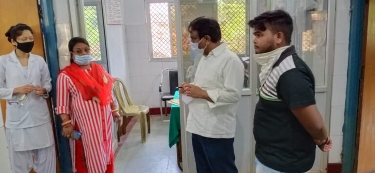 नगर पंचायत उपाध्यक्ष प्रमोद गुप्ता व समाजसेवी पार्षद गीता सिन्हा द्वारा बगीचा अस्पताल का किया गया औचक निरीक्षण