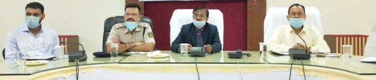 कलेक्टर श्री महादेव कावरे ने अधिकारियों से बैठक में लिया स्वास्थ्य सुविधाओं का जायजा और दिए निम्न निर्देश