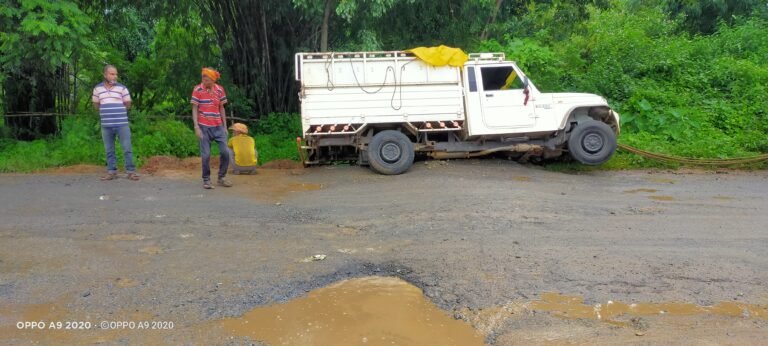बनारस रोड के गड्ढे बन रहे हैं दुर्घटना का कारण….