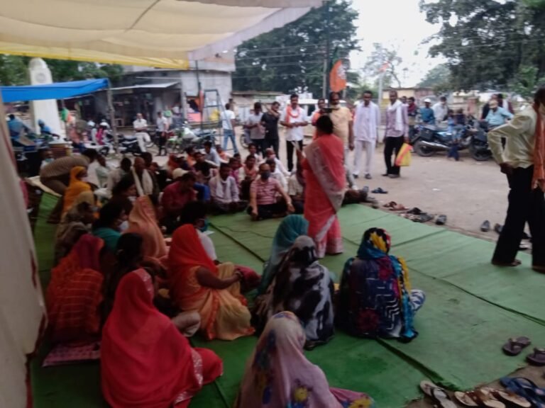 जनकपुर (कोरिया )भरतपुर विकासखंड में प्रदेश सरकार के  वादाखिलाफी और किसान विरोधी नीतियों के विरोध में भाजपा का धरना प्रदर्शन