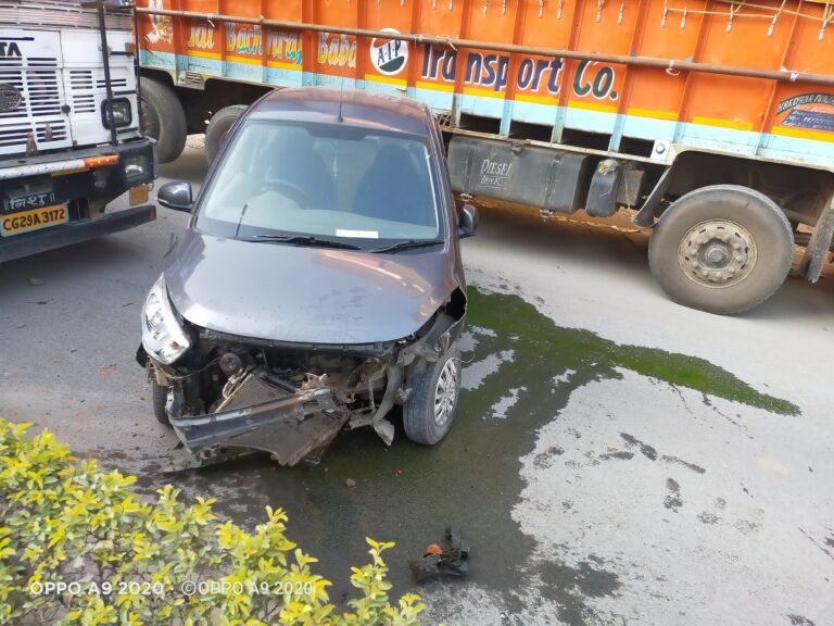बनारस चौक में ट्रक और कार की जबरजस्त भिड़ंत,कर बुरी तरह क्षतिग्रस्त