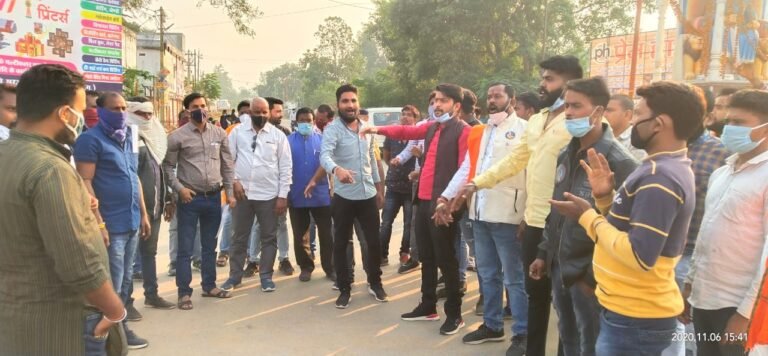 अर्नब की गिरफ्तारी के विरोध में सड़क पर उतरे सर्व राष्ट्रवादी संगठन व समाज के लोग,राष्ट्रपति के नाम कलेक्टर को दिया ज्ञापन