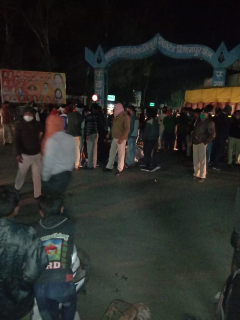 पुलिस प्रताड़ना से जे ई की मौत का आरोप लगाते हुए परिजनों ने शव को बीच सड़क रख सरकार से मांगा न्याय….