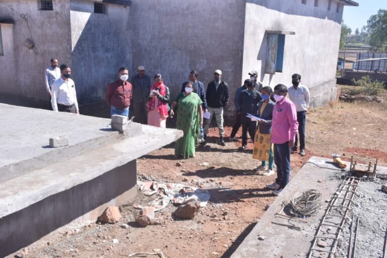कमिश्नर ने किया निर्माणाधीन पंचायत भवन, धान खरीदी केंद्र एवं गोठान का निरीक्षण…. आर.ई.एस. के एस.डी.ओ. को कारण बताओ सूचना जारी….