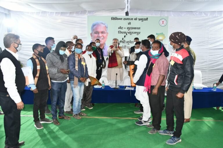 मुख्यमंत्री श्री भूपेश बघेल ने सर्किट हाउस सूरजपुर में समाजों के प्रतिनिधि मंडल से की मुलाकात,,पण्डो समाज के प्रतिनिधि मंडल ने मुख्यमंत्री को किया तीर धनुष भेंट