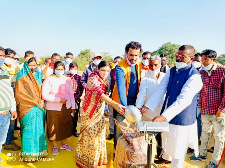 प्रदेश सचिव शैलेन्द्र प्रताप सिंह व जिला पंचायत सदस्य सरला सिंह (सभापति) के गरिमामय उपस्थिति में नया धान खरीदी केंद्र का किया गया शुभारम्भ …..831 किसानों का हुआ पंजीयन… प्रदेश सचिव ने पंचायत मंत्री टी एस सिंह देव का जताया आभार….