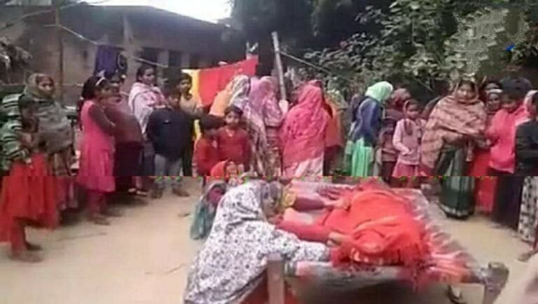 दुपट्टे के सहारे लटकती मिली लडकी…..