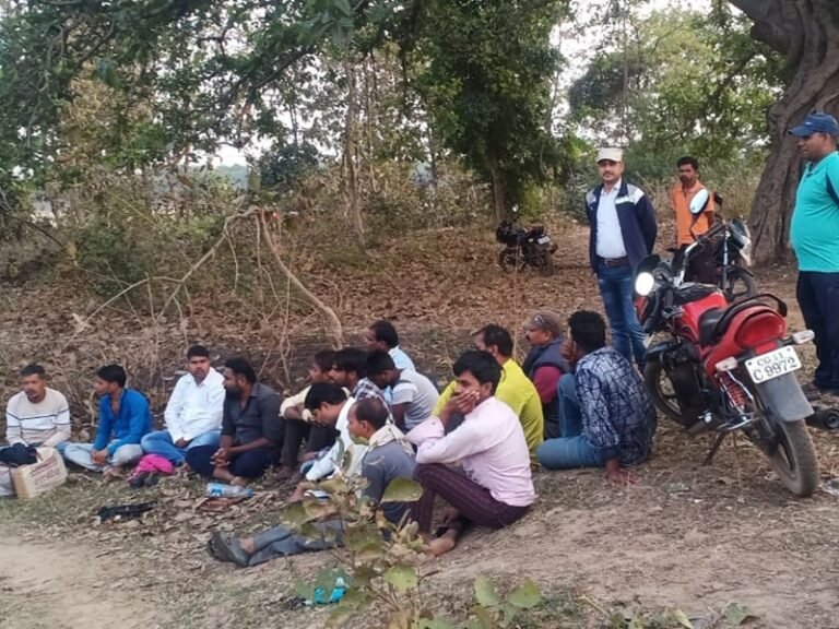 पुलिस को देख नदी पार कर भागे जुआरी, 68 बाइक और चार कार जब्त….