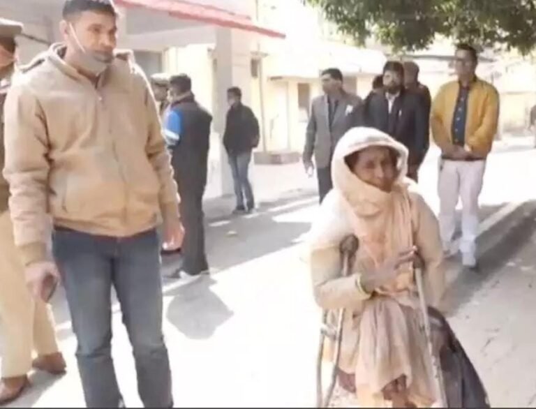 मानवता शर्मसार पुलिस ने गरीब विकलांग महीला से मांगे डीजल के पैसे।