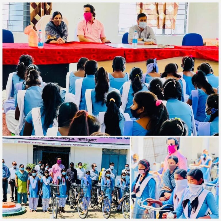 प्रदेश सचिव शैलेंद्र प्रताप सिंह एवं जिला पंचायत सभापति सरला सिंह ने छात्राओं को वितरित की साईकिलें