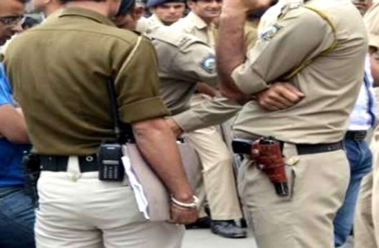 फिर हुई आरक्षक पर हमले की शर्मनाक घटना,,, युवक ने पुलिसकर्मी से झूमाझटकी कर फाड़ी वर्दी,,,,पुलिस वाहन से कूदकर भी हुआ फरार…