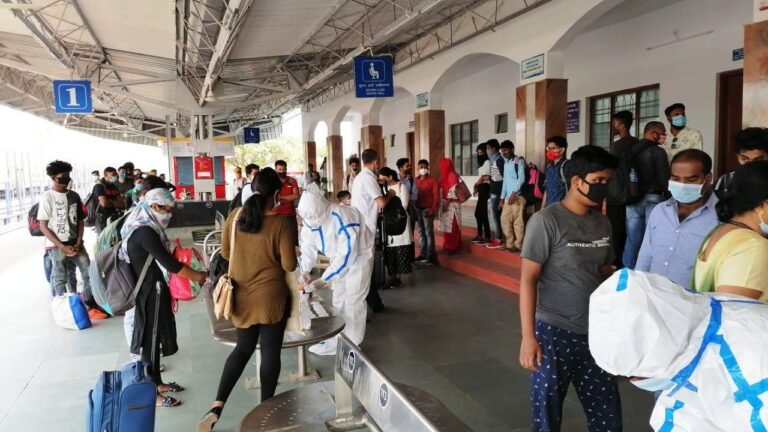 रेल से आने वाले यात्रियों का स्टेशन में कोविड जांच शुरू,,, पहले दिन जांच में 15 यात्री मिले कोविड पॉजिटिव…