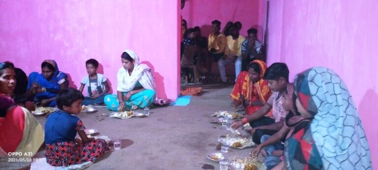 विवाह में 50-60 से अधिक व्यक्ति पाए गए विवाह भोज करते ,,,विवाह कार्यक्रम के नियमों के उल्लंघन पर एफआईआर दर्ज..