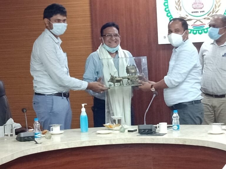 सेवानिवृत्त हुए अपर कलेक्टर श्री एस एन मोटवानी,, स्मृति चिन्ह भेंट कर दी गई शुभकामनाएं…