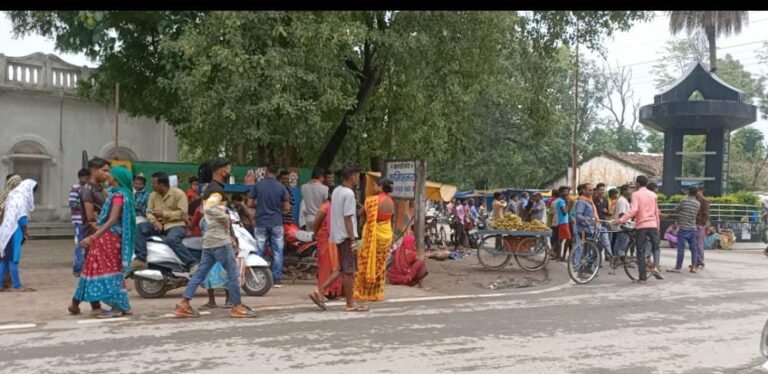 तीसरे लहर को आमंत्रण देती गुरुनानक चौक में लगी भीड़…प्रशासन की खामोशी चिंताजनक…