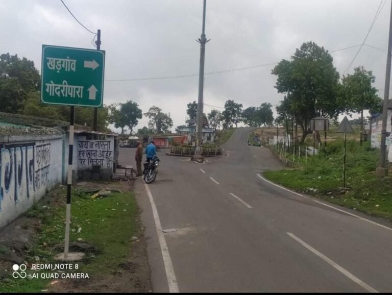 नगर निगम के बोर्ड बता रहे वाहन चालकों को गलत दिशा,, दिशा से भटक रहे हैं वाहन चालक…