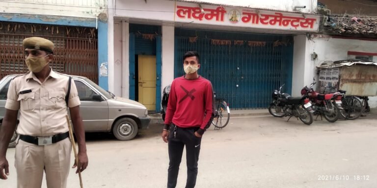 तय समय  के बाद भी कपड़ा बेच रहे लक्ष्मी गारमेंट्स पर एस.डी.एम. ने लगाया 10 हजार का जुर्माना…