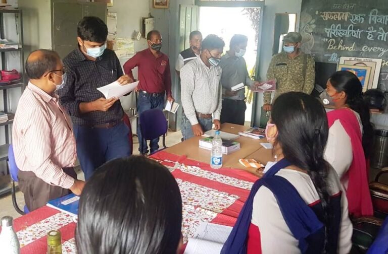 जिला पंचायत सीईओ श्री राहुल देव ने किया मथुरा स्कूल का निरीक्षण , पाठ्य पुस्तक का शीघ्र वितरण करने के दिए निर्देश।