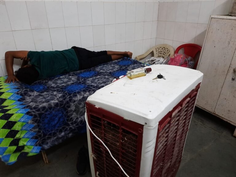 रामानुजगंज स्वास्थ्य केंद्र में आपातकालीन डॉक्टर गायब कर्मचारी शराब के नशे में धुत्त,, मरीज हलाकन,, अस्पताल में ही शराब पीते है यहां के स्टाफ …