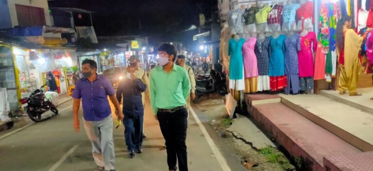 चिरमिरी तहसीलदार विभोर यादव ने पैदल मार्च कर तीसरी लहर को लेकर चिरमिरी वासियों को दी समझाइश..