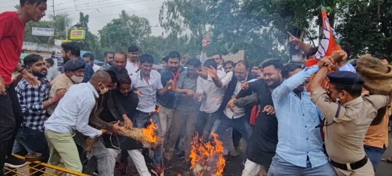 बीजेपी युवा मोर्चा द्वारा किया गया मुख्यमंत्री का पुतला दहन