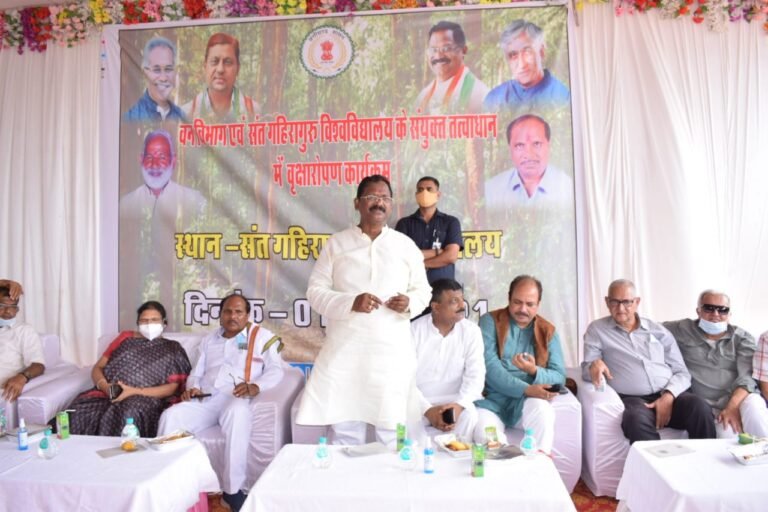 विश्वविद्यालय परिसर की हरियाली बढ़ाकर वातावरण को खुशनुमा बनाने मंत्री अमरजीत भगत के आतिथ्य में संत गहिरा गुरु विश्वविद्यालय परिसर में रोपे गए पौधे…