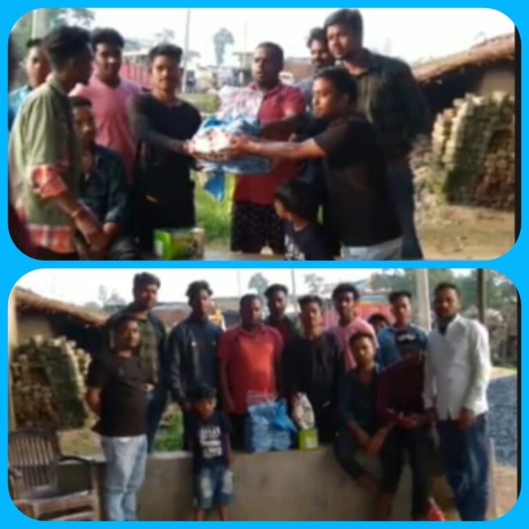 मैनपाट में फुटबाल खिलाड़ियों को खाद्य मंत्री द्वारा फुटबाल कीट देकर किया गया उत्साहवर्धन