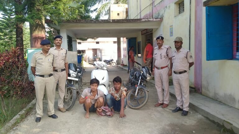 सीतापुर पुलिस के हत्थे चढ़े सातिर चोर गिरोह,अलग अलग जिलों में योजना बद्ध तरीके से देते थे चोरी की घटना को अंजाम,चोरी की 2 बाइक और एक स्कूटी बरामद