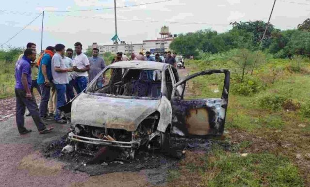 चलती कार में लगी आग,, ड्राइवर की जलकर मौत…ड्राइवर की नहीं हो पाई पहचान….
