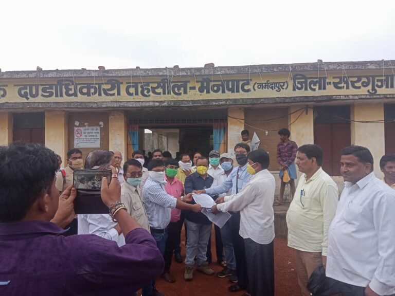 मैनपाट के अधिकाश कार्यालय रहे सुने,, सभी विभाग के कर्मचारियों द्वारा अपनी विभिन्न मांगों को लेकर सौपा ज्ञापन…