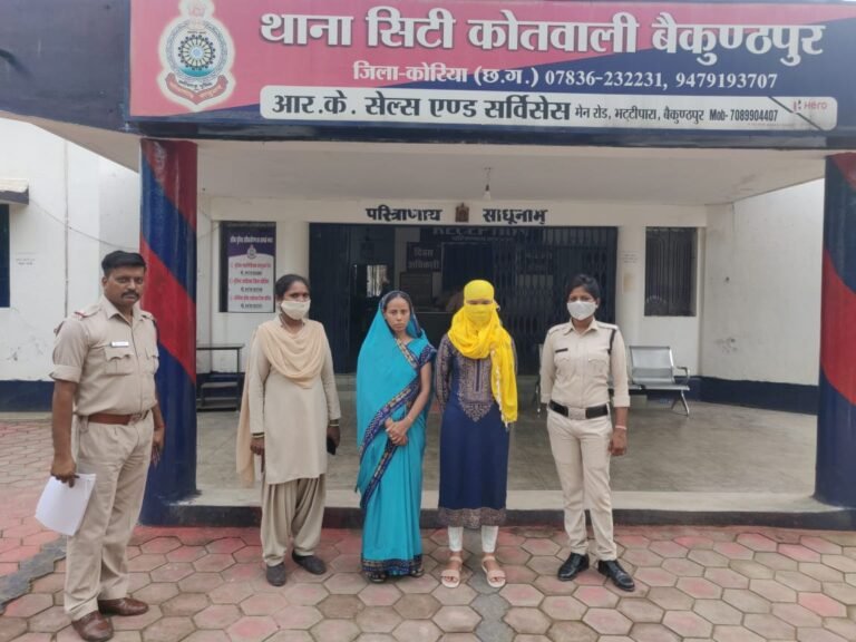 शादी से किया इंकार तो लड़की और उसकी माँ ने लकड़े पर पेट्रोल छिड़क कर लगा दी आग…