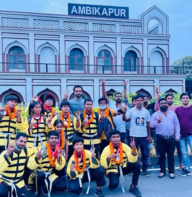 राज्य का नाम रौशन कर घर वापस लौट रहे खिलाड़ियों के स्वागत के लिए रेलवे पहुंचे युथ आइकन शैलेंद्र प्रताप सिंह