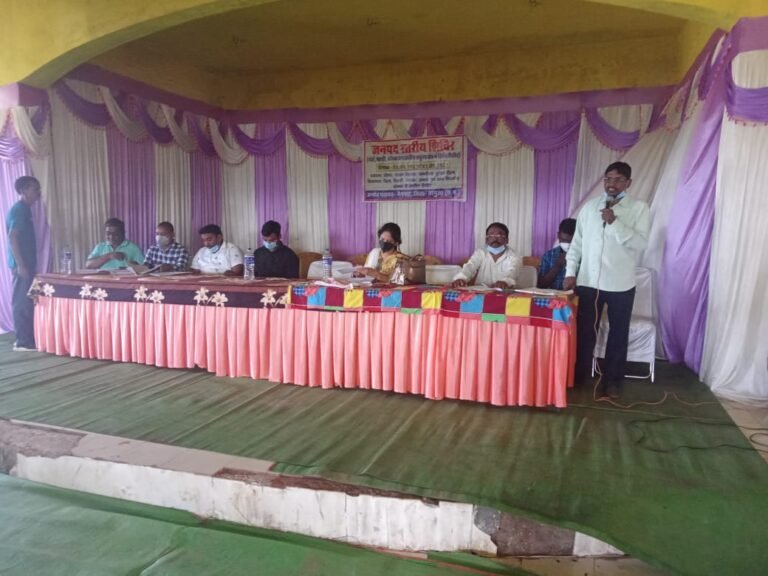 मैनपाट के नर्मदापुर में कोरवा जनजाति को शासन की महत्वाकांक्षी योजनाओं का लाभ दिलाने लगाया गया शिविर