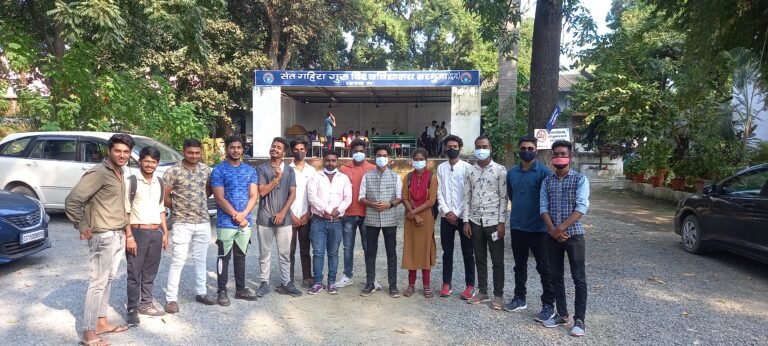 RGSSU एवं यूथ इंटक के पदाधिकारियों द्वारा छात्रों के साथ हो रहे दुर्व्यवहार एवं मार्कशीट की हार्ड कॉपी की परेशानी को लेकर कुलपति को सौंपा ज्ञापन।