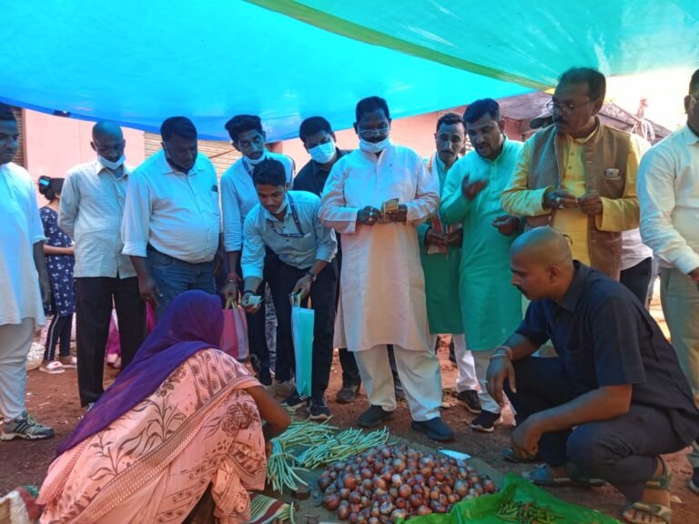 खाद्य मंत्री अमरजीत भगत द्वारा किया गया मैनपाट साप्ताहिक बाजार का निरीक्षण…..