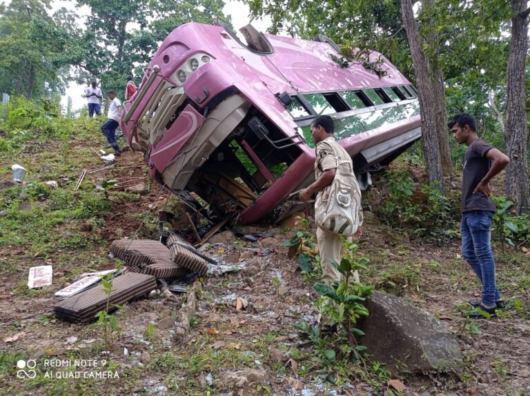 पीटीएस जवानों से भरी बस पलटी,,, 3 जवानों की हालत गंभीर…