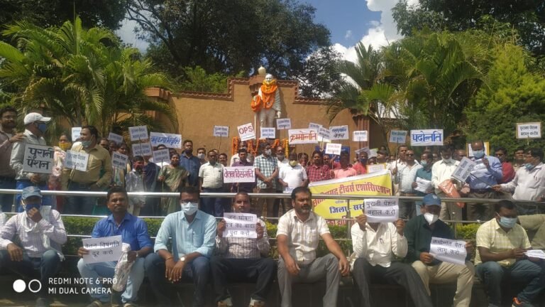 क्रमोन्नति, पदोन्नति, वेतन विसंगति, अनुकम्पा नियुक्ति व पुरानी पेंशन की मांग को लेकर शिक्षको ने किया गांधी चौक पर सत्याग्रह…