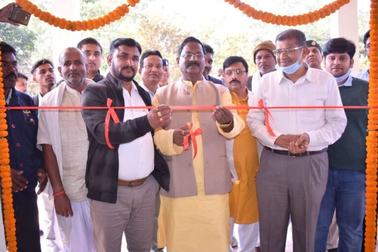 मैनपाट में खाद्य मंत्री ने केंद्र सरकार की नीतियों के खिलाफ निकाली पैदल यात्रा,, लघु वनोपज सहकारी कार्यालय भवन का किया उद्घाटन