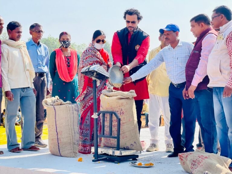 प्रदेश सचिव श्री शैलेंद्र प्रताप सिंह एवं जिला पंचायत सभापति श्रीमती सरला सिंह के कर कमलों से हुआ चांदो और अमलबीठी समिति के धान खरीदी का शुभारंभ