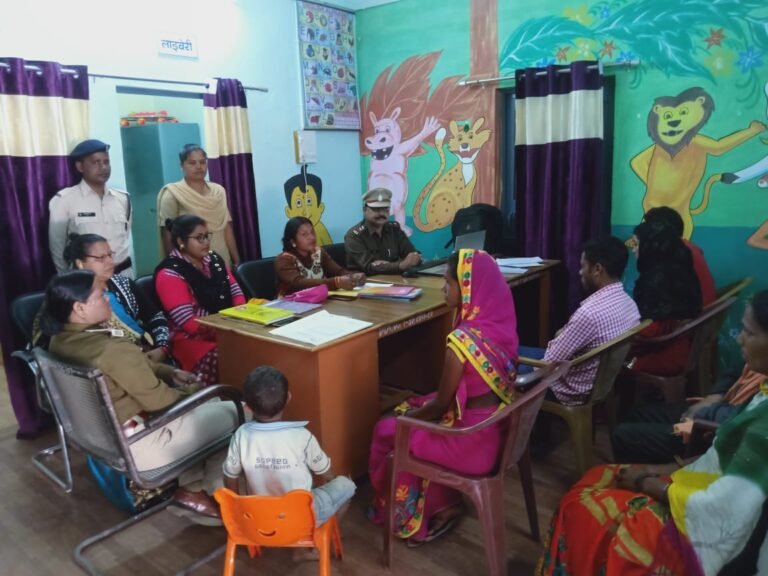 पुलिस महिला सहायता केन्द्र में सुनवाई के बाद 3 जोड़े साथ रहने हुए राजी।